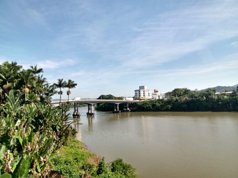 Constru&ccedil;&otilde;es dever&atilde;o ter 40 metros de distanciamento do Rio Itaja&iacute;-A&ccedil;u – Foto: Raquel Bauer/ND