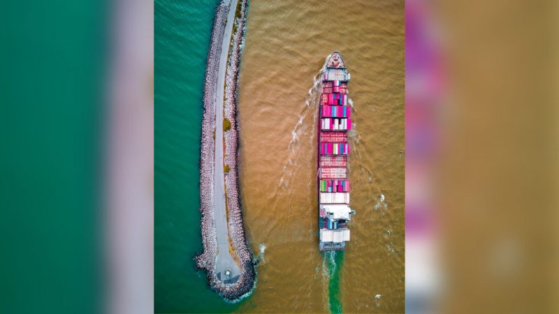 Imagens mostram dualidade e encontro do Rio Itaja&iacute;-A&ccedil;u com a &aacute;gua do mar – Foto: Alfabile/Reprodu&ccedil;&atilde;o/ND