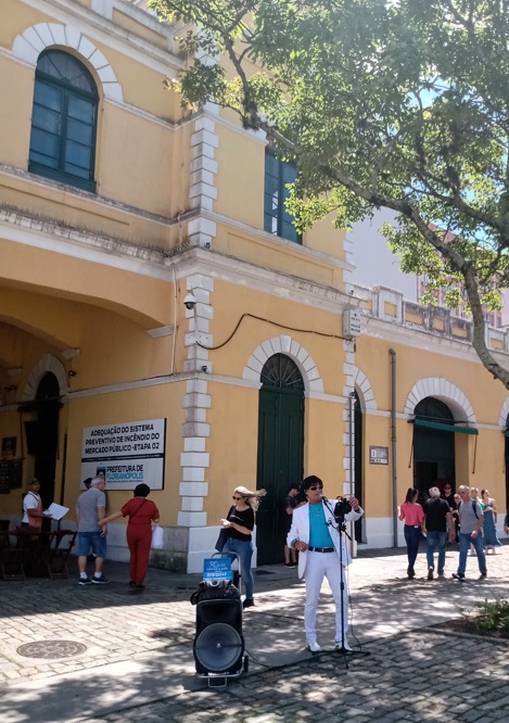 Cover do Roberto Carlos no Largo da Alf&acirc;ndega – Foto: Fabio Gadotti/ND