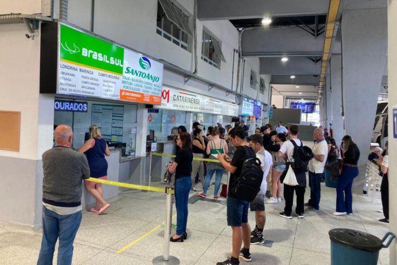 Viagens a partir da rodovi&aacute;ria de Joinville est&atilde;o sendo afetadas pelos bloqueios na BR-101 – Foto: T&aacute;bata Porti/NDTV