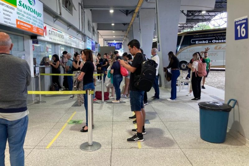 Mais de mil passageiros j&aacute; foram afetados pelos bloqueios em Joinville – Foto: T&aacute;bata Porti/NDTV