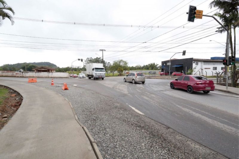 Sem&aacute;foro ser&aacute; retirado para implanta&ccedil;&atilde;o de rotat&oacute;ria no trecho – Foto: Prefeitura de Joinville/Divulga&ccedil;&atilde;o