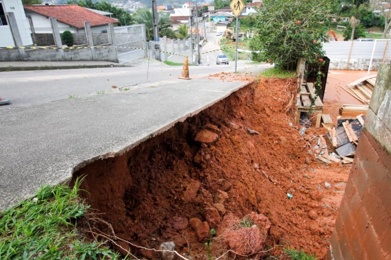 Muro da escola Celia Lisboa Santos, na ruaVidal Mendes Bigua&ccedil;u ser&aacute; reconstru&iacute;do em breve – Foto: Leo Munhoz/ND