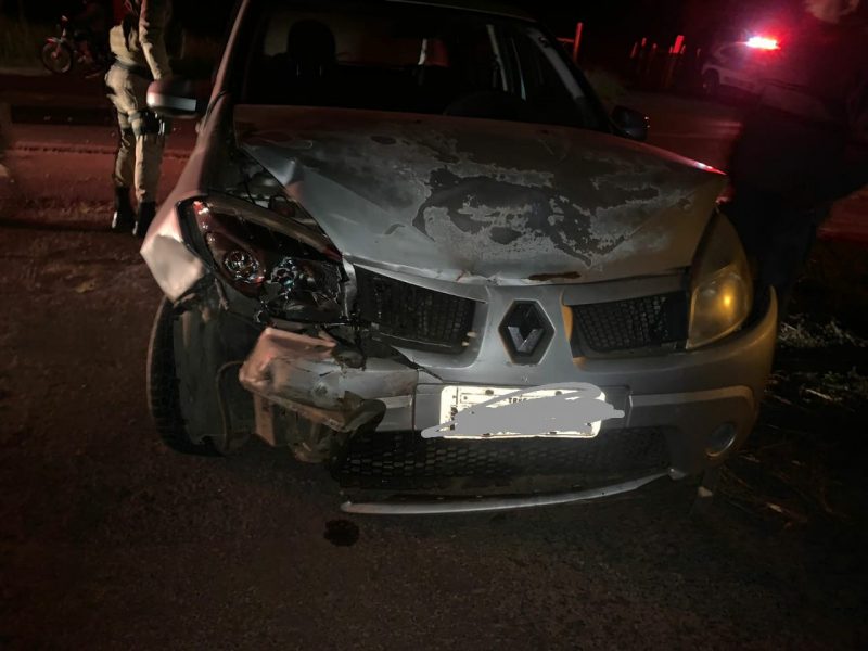 Motorista do Sandero prata fugiu do local do acidente – Foto: 5&ordm; BBM/Divulga&ccedil;&atilde;o/ND