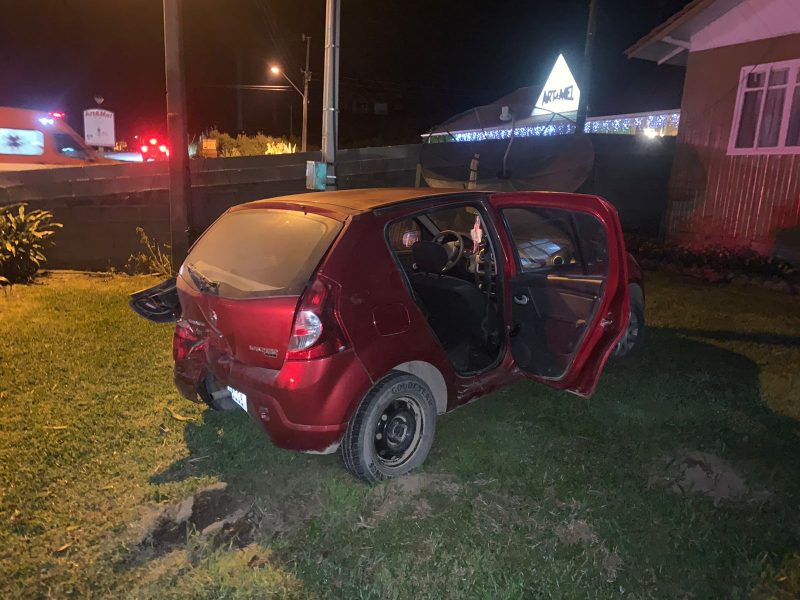 Tr&ecirc;s pessoas ocupavam o Sandero vermelho – Foto: 5&ordm; BBM/Divulga&ccedil;&atilde;o/ND