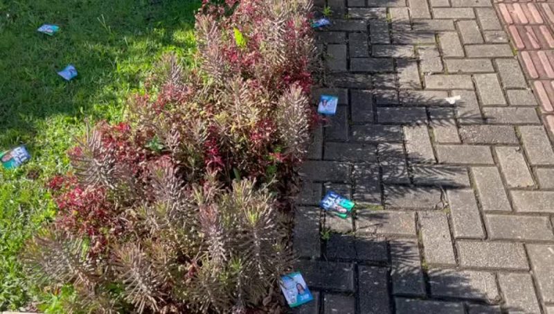 &nbsp;Santinhos nas ruas de Chapec&oacute; – Foto: Charliane Rabello/ND