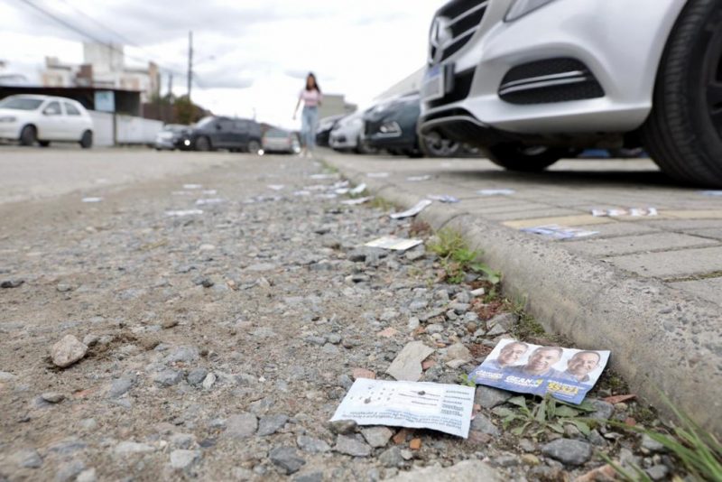 Santinhos est&atilde;o espalhados em v&aacute;rios locais de vota&ccedil;&atilde;o em Joinville – Foto: Carlos Jr/ND