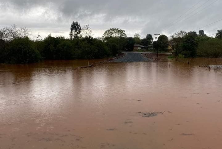 Pontes s&atilde;o fechadas e aulas suspensas em cidades do Oeste de SC &mdash; Foto: Defesa Civil/ND
