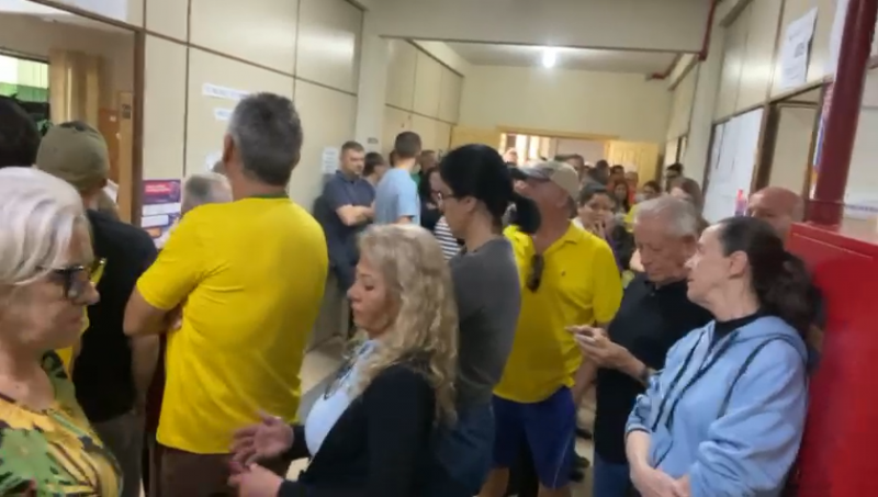 Problema em urna fez com que eleitores tivessem que aguardar mais de uma hora – Foto: Juliana Senne/NDTV