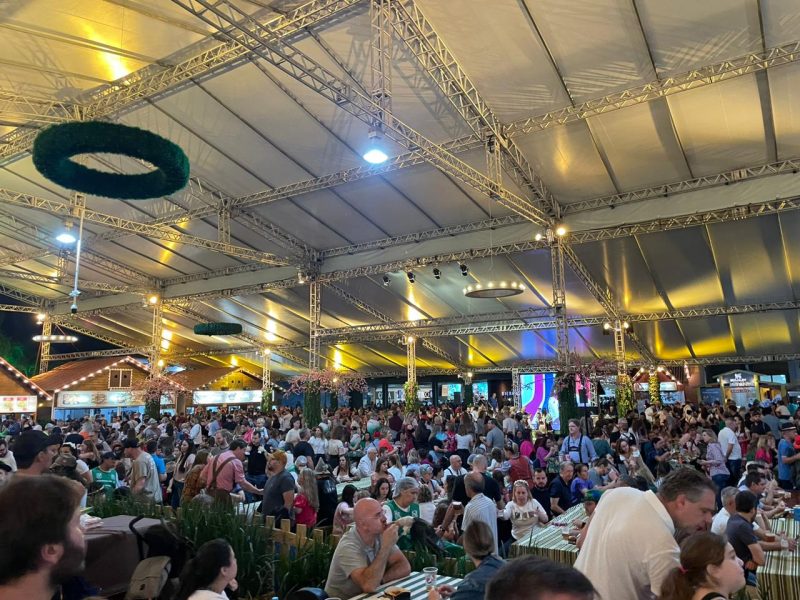 Pra&ccedil;a de alimenta&ccedil;&atilde;o na Oktoberfest ficou lotada na noite desta segunda-feira (17) – Foto: Fernando Mantau/ND