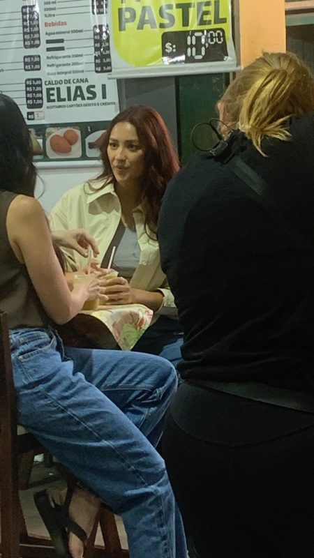 Shay Mitchell tomando caldo de cana – Foto: Reprodu&ccedil;&atilde;o/Redes Sociais/ND