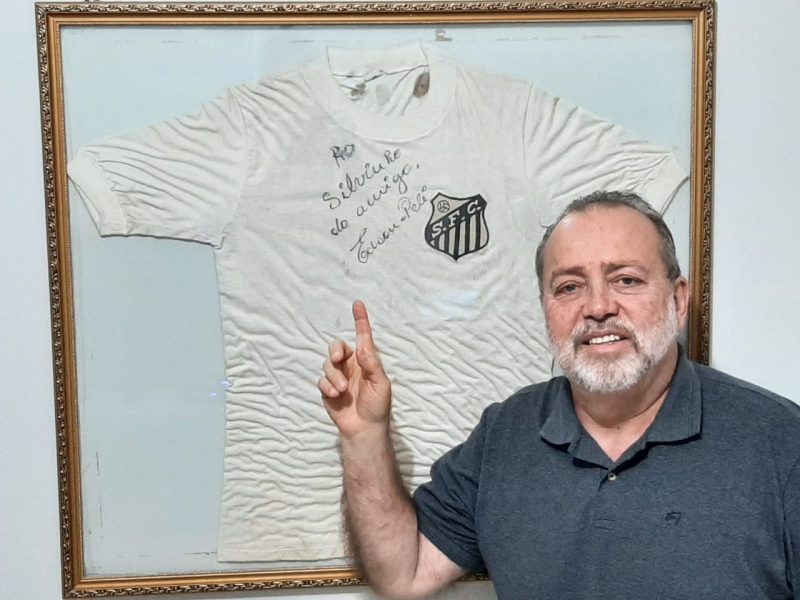 Silvio exibe orgulhoso o presente que ganhou de Pelé ainda nos anos 1970