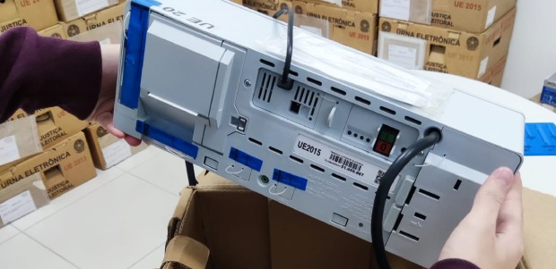 Pelo menos 80 urnas eletr&ocirc;nicas precisaram ser substitu&iacute;das em SC – Foto: Twitter @TRESCjusbr/Divulga&ccedil;&atilde;o/ND