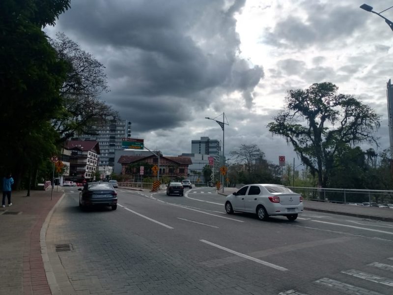Defesa Civil de Blumenau est&aacute; monitorando n&iacute;vel do rio – Foto: Raquel Bauer/ND
