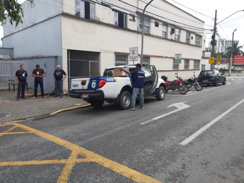 Urna sendo substitu&iacute;da. Imagem foi registrada na rua do Cart&oacute;rio da 95&ordf; Zona Eleitoral, Centro de Joinville. –&nbsp; Foto: Thiago Bonin/NDTV