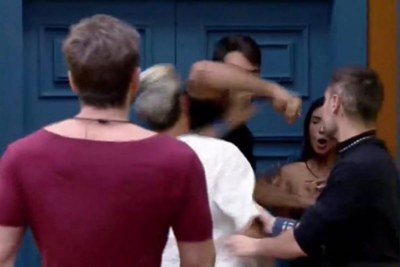O auge da confus&atilde;o, com Tiago partindo para cima de Shay, que revida – Foto: Reprodu&ccedil;&atilde;o