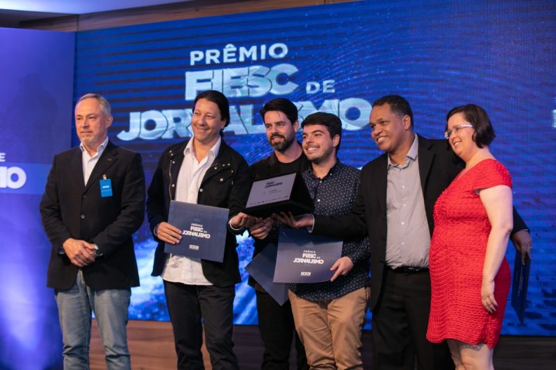 Paulo Rolemberg, Felipe Alves, L&eacute;o Munhoz e Gil Jesus da Silva foram premiados na categoria Texto – Foto: Filipe Scotti/Fiesc/ND