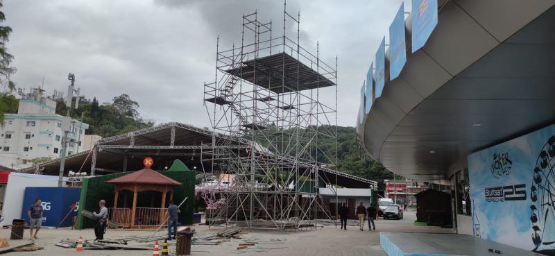 Tirolesa estava sendo constru&iacute;da nesta ter&ccedil;a-feira (4) e vai passar no meio do p&uacute;blico da Oktoberfest de Blumenau – Foto: Rodrigo Vieira/NDTV
