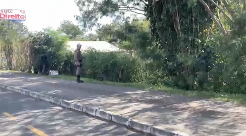 Suspeitos fugiram para dentro de um local de mangue, onde houve troca de tiros &#8211; Foto: Daniela Ceccon/NDTV