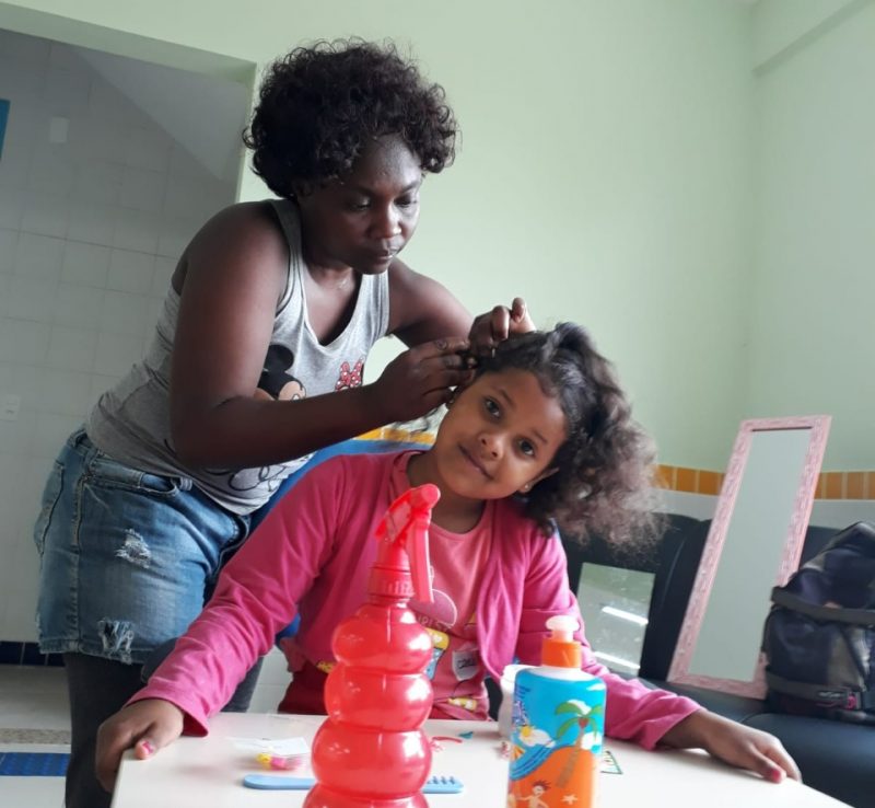Penteados nagô fortalecem relações entre brasileiros e haitianos em escola