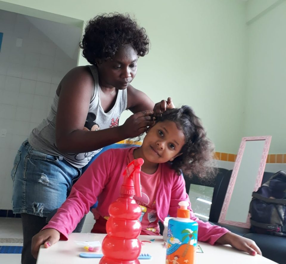 Penteados nagô fortalecem relações entre brasileiros e haitianos em escola