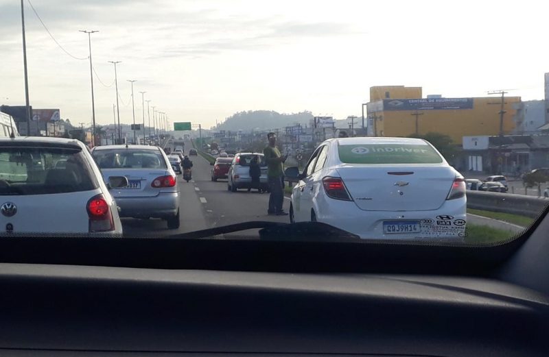 Acidente entre moto e carro complica tr&acirc;nsito na BR-101, sentido Norte – Foto: GMF/Reprodu&ccedil;&atilde;o/ND