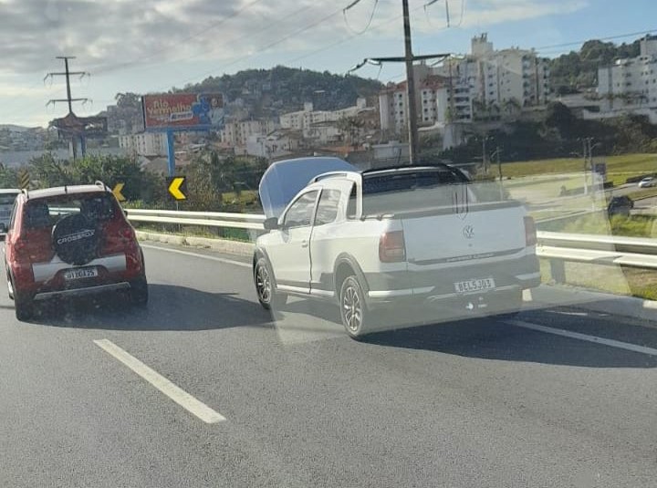Ve&iacute;culo com problemas mec&acirc;nicos causa filas na Via Expressa – Foto: GMF/Reprodu&ccedil;&atilde;o/ND