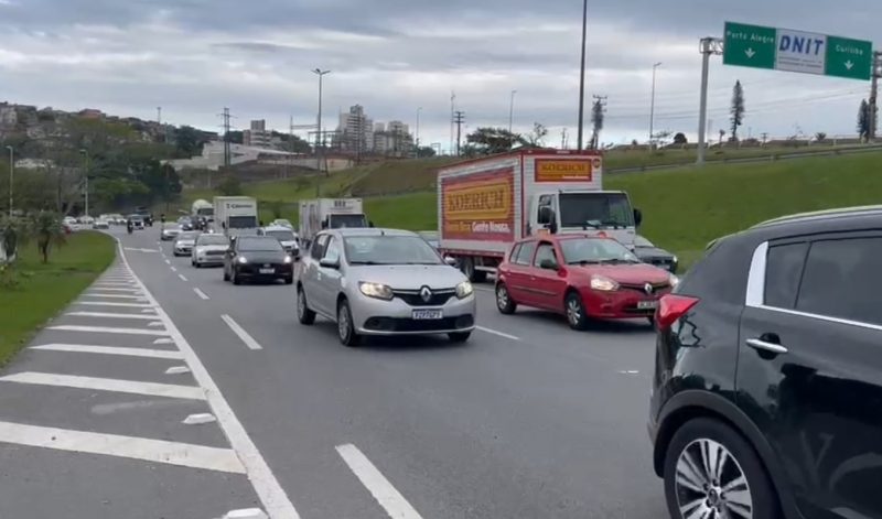 Os motoristas j&aacute; encontram trechos com reten&ccedil;&atilde;o nas principais vias de acesso &agrave; ilha. – Foto: GMF/Divulga&ccedil;&atilde;o/ND