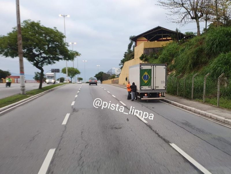 Caminh&atilde;o com problemas mec&acirc;nicos estava, sem sinaliza&ccedil;&atilde;o, parado na via – Foto: Pista Limpa/Reprodu&ccedil;&atilde;o/ND