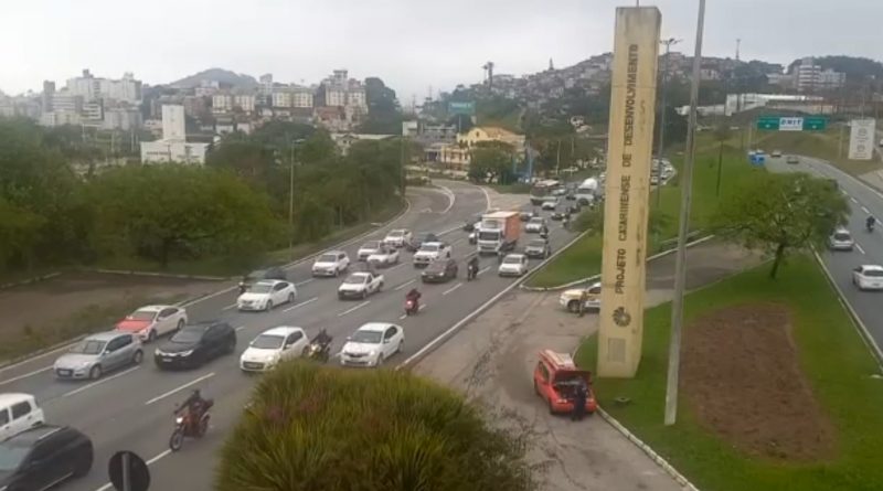 Ponte de acesso &agrave; ilha com reten&ccedil;&atilde;o e tr&acirc;nsito intenso por todo o trecho. – Foto: GMF/Divulga&ccedil;&atilde;o/ND