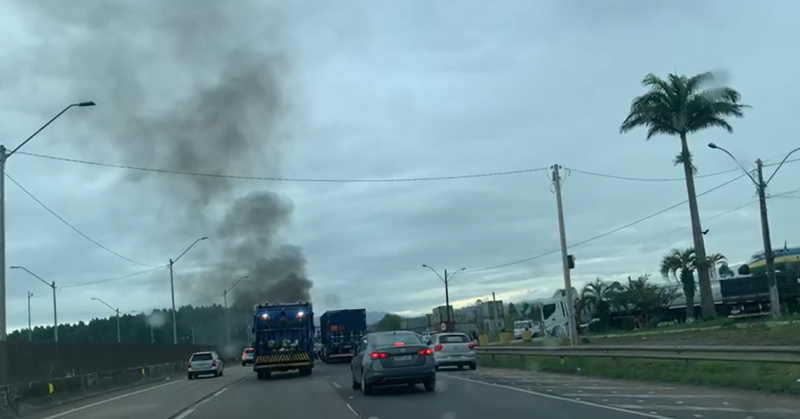 Bloqueio em trecho de Porto Belo – Foto: Reprodu&ccedil;&atilde;o/ND