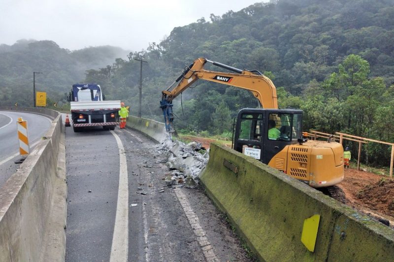 A&ccedil;&atilde;o tem por objetivo restabelecer a condi&ccedil;&atilde;o original da via, prevenindo obstru&ccedil;&otilde;es e interrup&ccedil;&atilde;o do tr&aacute;fego – Foto: Arteris Litoral Sul/Divulga&ccedil;&atilde;o