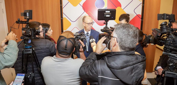 Presidente do TRE-SC, Desembargador Leopoldo Augusto Br&uuml;ggemann, concede entrevista sobre a apura&ccedil;&atilde;o dos votos – Foto: TRE-SC