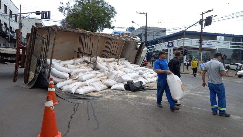 Guincho tomba com caminh&atilde;o na carroceria em Chapec&oacute; – Foto: Diego Antunes/ND