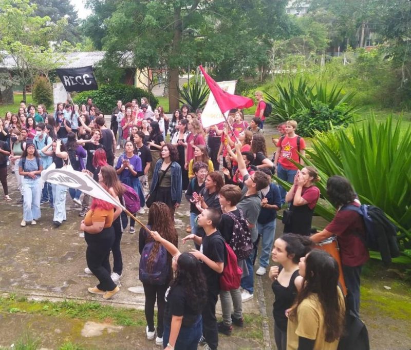 Arrast&atilde;o dos estudantes pelos centros no campus Trindade – Foto: DCE/Divulga&ccedil;&atilde;o/ND