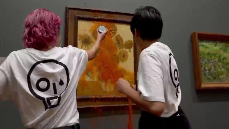 Anna Holland e Phoebe Plummer, ativistas do grupo Just Stop Oil, jogaram sopa no quadro, avaliado em 84,2 milh&otilde;es de d&oacute;lares – Foto: Just Stop Oil/Reprodu&ccedil;&atilde;o//Internet/ND