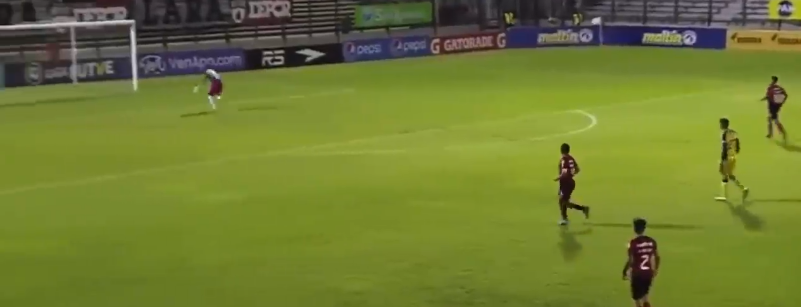 Goleiro do T&aacute;chira faz gol bizarro – Foto: Reprodu&ccedil;&atilde;o Twitter