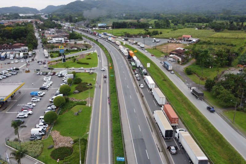 Trechos das rodovias da regi&atilde;o est&atilde;o sendo bloqueadas desde a noite de domingo (30) – Foto: Carlos Jr/ND