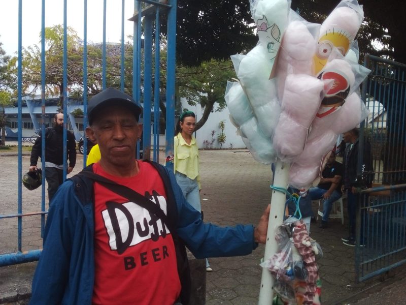 Vendedor em frente ao IEE assusta eleitores com brinquedos – Foto: Yuri Micheletti/ND