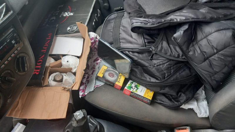 Vinhos estavam escondidos sob uma lona preta – Foto: PRF/Divulga&ccedil;&atilde;o/ND