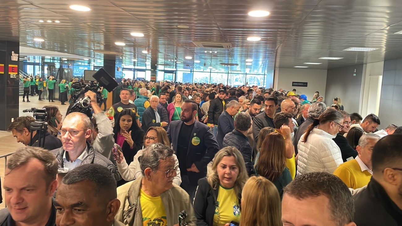 Inside the Expocentre, supporters are waiting for President Jair Bolsonaro (Poland) - Kassia/ND