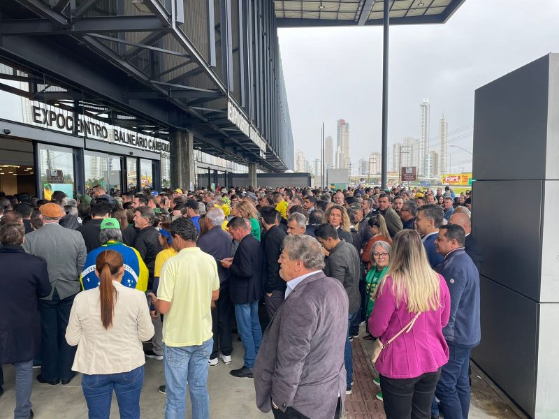 Even in the rain, the fans waited for Bolsonaro in Balneario Camboriu early in the morning – Photo: Cassia Salles/ND