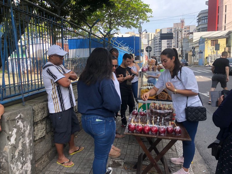J&aacute; nas primeiras horas do dia, Vanessa foi recebida por muitos clientes – Foto: Ada Bahl/ND