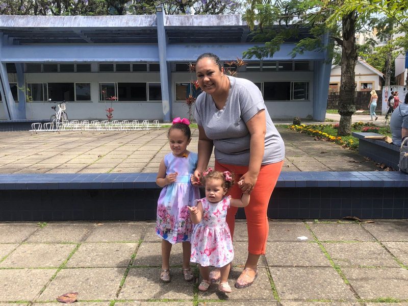 Gisele levou as filhas, Luiza e Laura, para a vota&ccedil;&atilde;o neste domingo (30) – Foto: Ada Bahl/ND