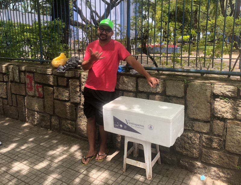 Carlos decidiu fazer vendas para conseguir uma renda extra