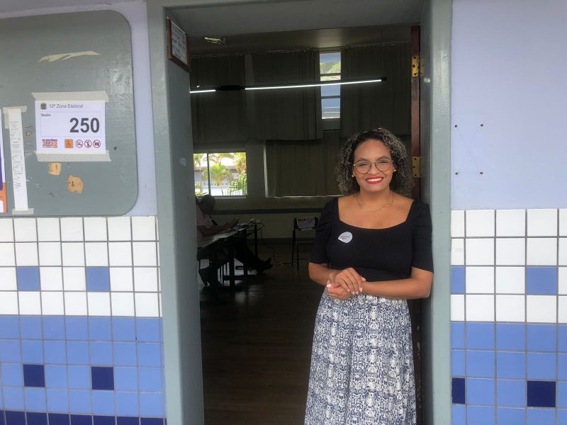 Priscila trabalhou no 1&ordm; turno e agora marca presen&ccedil;a no segundo dia de vota&ccedil;&atilde;o – Foto: Ada Bahl/ND