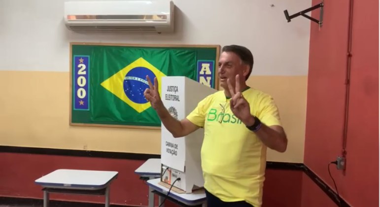 Bolsonaro votou no in&iacute;cio da manh&atilde; deste domingo – Foto: Reprodu&ccedil;&atilde;o/Internet/ND