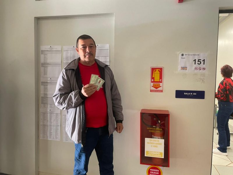 Darci Pereira optou por votar bem cedo em Chapec&oacute; – Foto: Charliane Rabello/ND