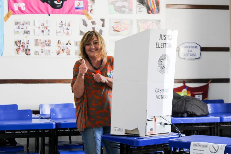 Candidata votou no Col&eacute;gio Salesiano, no centro de Itaja&iacute; – Foto: Assessoria Hilda Deola/Divulga&ccedil;&atilde;o/ND