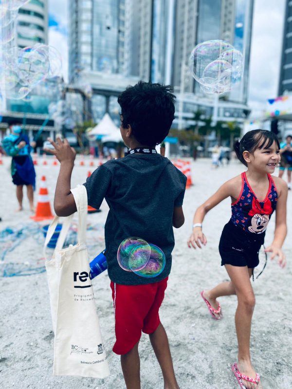 Praia de Balne&aacute;rio Cambori&uacute; vai virar local de brincadeiras em comemora&ccedil;&atilde;o ao Dia das Crian&ccedil;as – Foto: Jos&eacute; Deichmann/Arquivo/PMBC/Divulga&ccedil;&atilde;o/ND